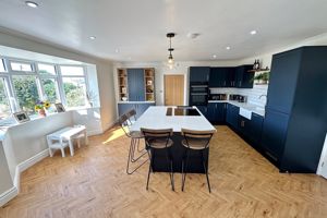 Kitchen/Breakfast Room- click for photo gallery